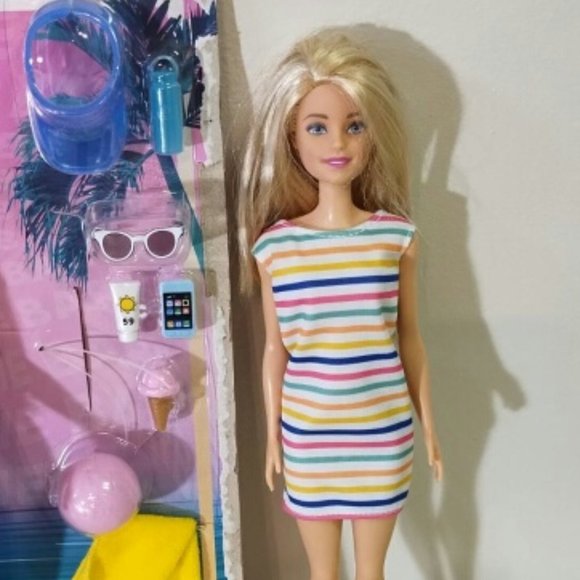 Set of Barbies (blonde and brunette) with new beach accessories - Picture 2 of 4